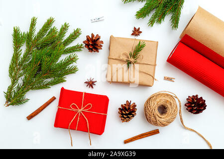 Weihnachten Geschenk box Hand gefertigt und Tannenzweigen auf weißem Hintergrund. Weihnachten null Abfall. Stockfoto