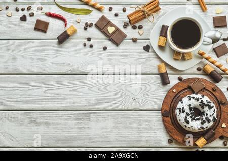 Interessantes Konzept für schwarzen Kaffee. Hintergrund mit Kaffee und süßes Dekoration. Stockfoto