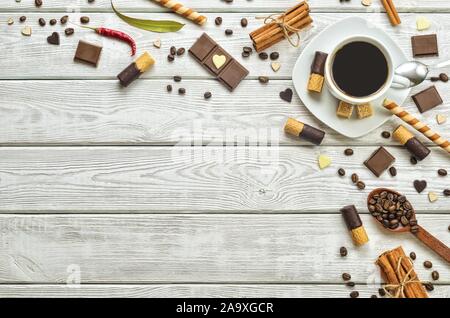 Interessantes Konzept für schwarzen Kaffee. Hintergrund mit Kaffee und süßes Dekoration. Stockfoto