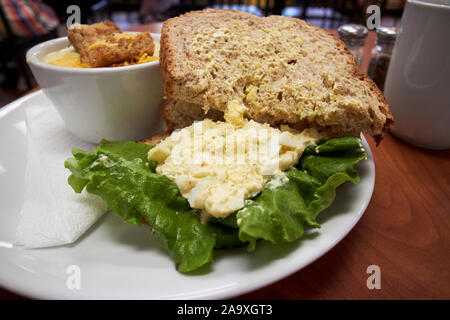 Eiersalat und Suppe in einem Cafe in den usa Stockfoto