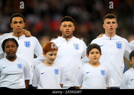 (Von links nach rechts) England's Trent Alexander-Arnold, Alex Oxlade-Chamberlain und Maurer Berg Stockfoto