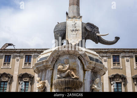 18. Jahrhundert Elefant-Brunnen (Fontana dell'Elefante auch genannt u Liotru) am Domplatz (Piazza del Duomo), Symbol von Catania, Sizilien, Italien Stockfoto