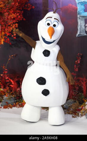 Olaf, eine Figur aus dem Film an die Europäische Erstaufführung von gefrorenen 2 am BFI Southbank gehalten Stockfoto