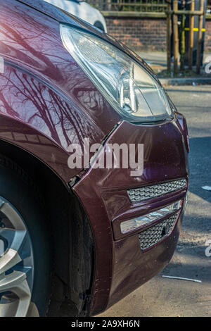 Defekte Stoßdämpfer vorne von Auto close up Stockfoto