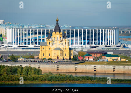 Nischni Nowgorod, Russland - 28 September, 2019: Sommer Blick auf Strelka - der Zusammenfluss von Wolga und Flüsse, die Kathedrale im Namen der Ho Stockfoto