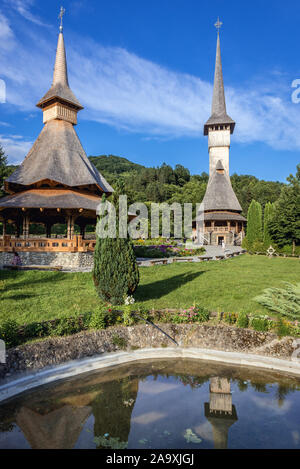 Sommer Altar und Kirche von Kloster Barsana Dorf, in Maramures Rumänien entfernt Stockfoto