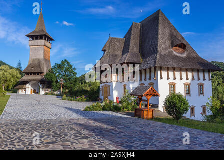 Museum der Symbole im Kloster Barsana Dorf, in Maramures Rumänien gelegen, mit Blick auf das Tor auf Hintergrund Stockfoto