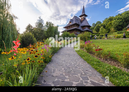 Einer der hölzernen Gebäuden des Klosters in Barsana Dorf, in Maramures Rumänien entfernt Stockfoto