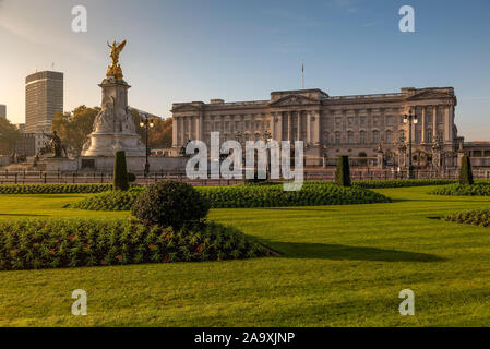 Buckingham Palace am Morgen. Keine Menschen. Schöne Herbstfarben und Sonnenaufgang. Stockfoto