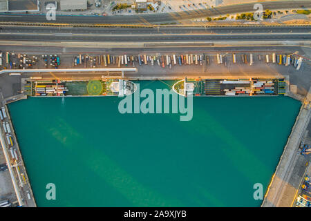 Luftaufnahme der Container Terminal der Seehafen der Stadt Valencia und das Schiff beim Laden. Stockfoto