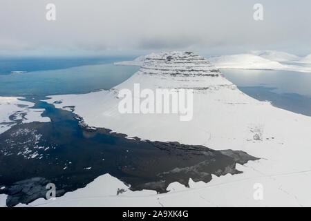 Luftaufnahme des schneebedeckten Mount Kirkjufell im Frühjahr in Island. Stockfoto
