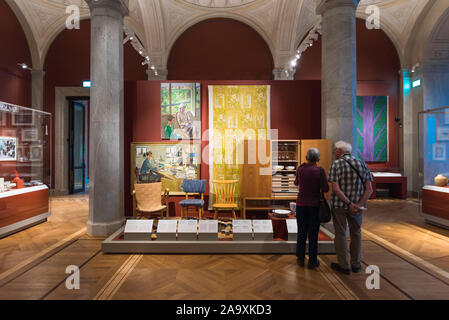 Nationalmuseum Stockholm, Rückansicht eines Senior Paar an einer Anzeige der 1930er Jahre schwedische Interieur in das Nationale Museum der Kunst, Stockholm suchen. Stockfoto