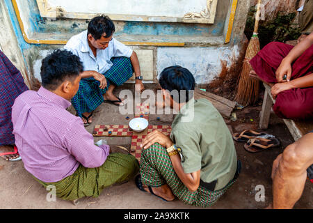 Die burmesische Männer spielen Brettspiele In der Straße, Mandalay, Myanmar. Stockfoto