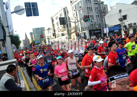 38 tausend in- und ausländische Teilnehmer beim Straßen während der Shanghai Marathon, eine jährliche Marathon, in Shanghai, China, 17. November 2019 statt. Stockfoto