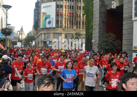 38 tausend in- und ausländische Teilnehmer beim Straßen während der Shanghai Marathon, eine jährliche Marathon, in Shanghai, China, 17. November 2019 statt. Stockfoto