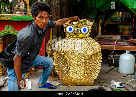 Ein junger Mann zeigt ein Element in einem Workshop, Mandalay, Myanmar. Stockfoto