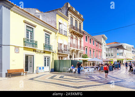 Vor Faro Restaurants und Geschäfte in der Rua D. Francisco Gomes. Faro, Algarve, Portugal. Stockfoto