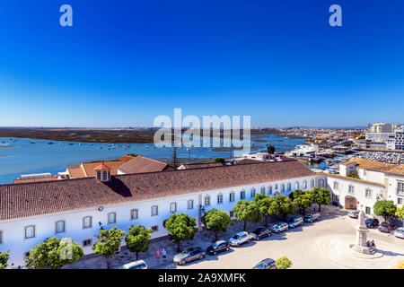 Blick auf Seminário de São José de Faro vom Turm der Kathedrale von Faro mit Blick auf die ria formosa und den Hafen dahinter. Faro, Algarve, Portugal. Stockfoto