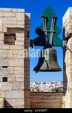 Im Inneren des Glockenturms der Kathedrale von Faro, Igreja de Santa Maria. Mit Blick auf die Gebäude von Faro dahinter. Faro, Ostalgarve, Portugal. Stockfoto