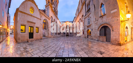 Panoramablick auf Peristil, zentralen Platz innerhalb der Diokletian Palast in der Altstadt von Split, die zweitgrößte Stadt von Kroatien in den Morgen Stockfoto