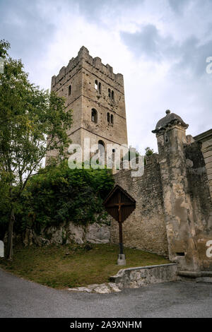 Ruinen der Turm und ein Teil der Wand von Castello di San Martino in Vittorio Veneto in Italien Stockfoto