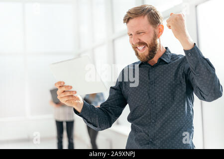 Glückliche Menschen immer gute Nachrichten auf seiner e-Mail Stockfoto