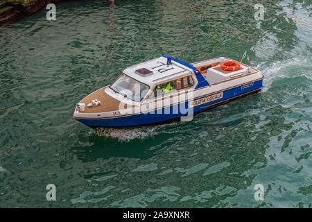 Venedig, Italien Polizia Locale di Venezia Patrouillenboot mit italienischer Flagge close up, Segeln an der Lagune von Venedig Canal Grande, an der Rialto Brücke. Stockfoto