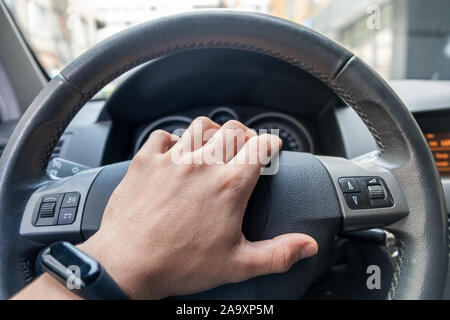 Treiber Hand am Lenkrad eines Autos. Stockfoto