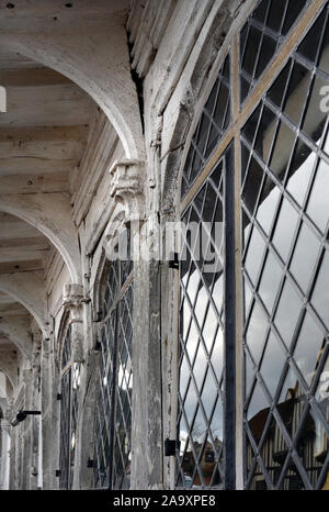 Verbleites Licht Fenster und Holz- überhängende Traufen auf mittelalterlichen Tudor House lavenham Suffolk England Großbritannien Stockfoto