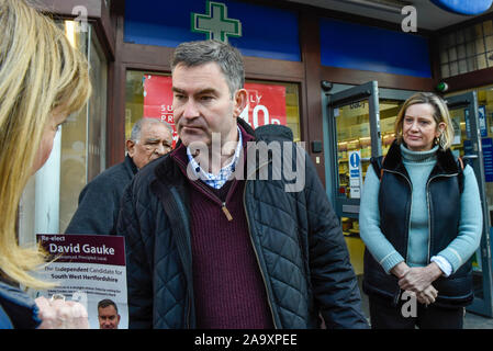 Rickmansworth, Großbritannien. 18. November 2019. Ehemalige Justiz Generalsekretär David Gauke (C) Kampagnen in Rickmansworth als unabhängiger Kandidat der MP von South West Hertfordshire, der Sitz, die er seit 2005 inne hat. Die Unterstützung, die ihm auf dem allgemeinen Wahlkampagne Trail ist der ehemalige Innenminister Amber Rudd (R), der angekündigt hat, wird sie nicht als MP Credit: Stephen Chung/Alamy Leben Nachrichten werden Stockfoto