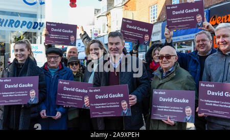 Rickmansworth, Großbritannien. 18. November 2019. Ehemalige Justiz Generalsekretär David Gauke (C) Kampagnen in Rickmansworth als unabhängiger Kandidat der MP von South West Hertfordshire, der Sitz, die er seit 2005 inne hat. Die Unterstützung, die ihm auf dem allgemeinen Wahlkampagne Trail ist der ehemalige Innenminister Amber Rudd (5 l), der angekündigt hat, wird sie nicht als MP.. Credit: Stephen Chung/Alamy leben Nachrichten Stockfoto