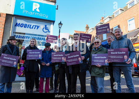 Rickmansworth, Großbritannien. 18. November 2019. Ehemalige Justiz Generalsekretär David Gauke (C) Kampagnen in Rickmansworth als unabhängiger Kandidat der MP von South West Hertfordshire, der Sitz, die er seit 2005 inne hat. Die Unterstützung, die ihm auf dem allgemeinen Wahlkampagne Trail ist der ehemalige Innenminister Amber Rudd (4 l), der angekündigt hat, wird sie nicht als MP.. Credit: Stephen Chung/Alamy leben Nachrichten Stockfoto