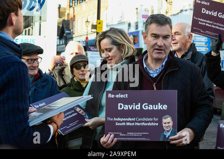 Rickmansworth, Großbritannien. 18. November 2019. Ehemalige Justiz Generalsekretär David Gauke (2R) Kampagnen in Rickmansworth als unabhängiger Kandidat der MP von South West Hertfordshire, der Sitz, die er seit 2005 inne hat. Die Unterstützung, die ihm auf dem allgemeinen Wahlkampagne Trail ist der ehemalige Innenminister Amber Rudd (C), der angekündigt hat, wird sie nicht als MP.. Credit: Stephen Chung/Alamy leben Nachrichten Stockfoto