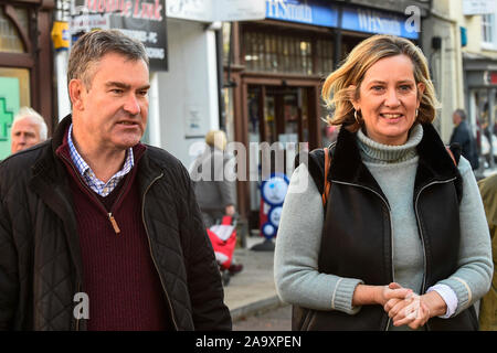 Rickmansworth, Großbritannien. 18. November 2019. Ehemalige Justiz Generalsekretär David Gauke (L) Kampagnen in Rickmansworth als unabhängiger Kandidat der MP von South West Hertfordshire, der Sitz, die er seit 2005 inne hat. Die Unterstützung, die ihm auf dem allgemeinen Wahlkampagne Trail ist der ehemalige Innenminister Amber Rudd (R), der angekündigt hat, wird sie nicht als MP.. Credit: Stephen Chung/Alamy leben Nachrichten Stockfoto