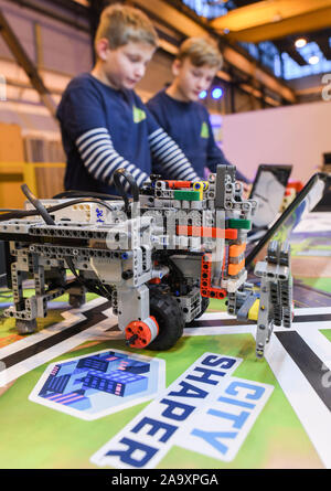 Brandenburg, Deutschland. 18 November 2019, Brandenburg, Eisenhüttenstadt: Robin (l) und Nick, Schülerinnen und Schüler der siebten Klasse von der Carl-Friedrich-Gauß-Gymnasium in Frankfurt (Oder), an der First Lego League Wettbewerb der Regionen. An diesem Tag werden 13 Mannschaften, die in der kombinierten Forschungs- und roboter Wettbewerb First Lego League in Eisenhüttenstadt konkurrierten. Die Mannschaften aus der Region gebaut, programmiert und Ihre eigenen Roboter auf Lego Mindstorms für rund zwölf Wochen getestet. Mit ihm sollten sie dann zu lösen so viele Aufgaben wie möglich. Quelle: dpa Picture alliance/Alamy Leben Nachrichten Quelle: dpa Bild alli Stockfoto