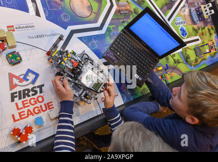 Brandenburg, Deutschland. 18 November 2019, Brandenburg, Eisenhüttenstadt: Nick (r) und Robin, der 7. Klasse Schüler der Carl-Friedrich-Gauß-Gymnasium in Frankfurt (Oder), an der First Lego League Wettbewerb der Regionen. An diesem Tag werden 13 Mannschaften, die in der kombinierten Forschungs- und roboter Wettbewerb First Lego League in Eisenhüttenstadt konkurrierten. Die Mannschaften aus der Region gebaut, programmiert und Ihre eigenen Roboter auf Lego Mindstorms für rund zwölf Wochen getestet. Mit ihm sollten sie dann zu lösen so viele Aufgaben wie möglich. Quelle: dpa Picture alliance/Alamy Leben Nachrichten Quelle: dpa Bild allianc Stockfoto
