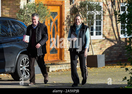 Rickmansworth, Großbritannien. 18. November 2019. Ehemalige Justiz Generalsekretär David Gauke (L) Kampagnen in Rickmansworth als unabhängiger Kandidat der MP von South West Hertfordshire, der Sitz, die er seit 2005 inne hat. Die Unterstützung, die ihm auf dem allgemeinen Wahlkampagne Trail ist der ehemalige Innenminister Amber Rudd (R), der angekündigt hat, wird sie nicht als MP.. Credit: Stephen Chung/Alamy leben Nachrichten Stockfoto