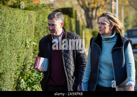 Rickmansworth, Großbritannien. 18. November 2019. Ehemalige Justiz Generalsekretär David Gauke (L) Kampagnen in Rickmansworth als unabhängiger Kandidat der MP von South West Hertfordshire, der Sitz, die er seit 2005 inne hat. Die Unterstützung, die ihm auf dem allgemeinen Wahlkampagne Trail ist der ehemalige Innenminister Amber Rudd (R), der angekündigt hat, wird sie nicht als MP.. Credit: Stephen Chung/Alamy leben Nachrichten Stockfoto