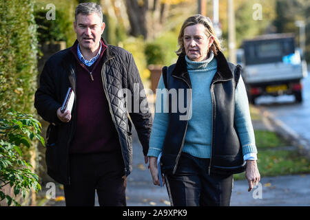 Rickmansworth, Großbritannien. 18. November 2019. Ehemalige Justiz Generalsekretär David Gauke (L) Kampagnen in Rickmansworth als unabhängiger Kandidat der MP von South West Hertfordshire, der Sitz, die er seit 2005 inne hat. Die Unterstützung, die ihm auf dem allgemeinen Wahlkampagne Trail ist der ehemalige Innenminister Amber Rudd (R), der angekündigt hat, wird sie nicht als MP.. Credit: Stephen Chung/Alamy leben Nachrichten Stockfoto