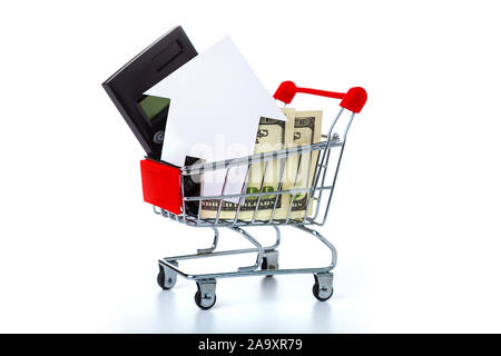 Warenkorb, Haus und Rechner. Konzept: Kauf, Verkauf und Vermietung von Immobilien. Stockfoto