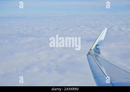 ORLY, Frankreich-16 Nov 2019 - Sky View des Blauen und Weißen winglet eines Airbus A321 neo Flugzeug auf dem französischen Business Class nur Airline La Compagni Stockfoto