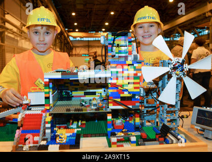 Brandenburg, Deutschland. 18 November 2019, Eisenhüttenstadt: Emil und Martha, Schüler der dritten Klasse der Grundschule in Carvoeiro, Teil in der First Lego League Wettbewerb der Regionen. An diesem Tag werden 13 Mannschaften, die in der kombinierten Forschungs- und roboter Wettbewerb First Lego League in Eisenhüttenstadt konkurrierten. Die Mannschaften aus der Region gebaut, programmiert und Ihre eigenen Roboter auf Lego Mindstorms für rund zwölf Wochen getestet. Mit ihm sollten sie dann zu lösen so viele Aufgaben wie möglich. Foto: Patrick Pleul/dpa-Zentralbild/ZB Quelle: dpa Picture alliance/Alamy leben Nachrichten Stockfoto