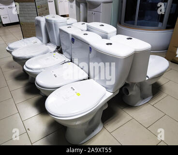 Vasalemma Belarus 19.09.2019: Verkauf im Sanitär Shop, Toiletten in der Toilette, WC Stockfoto