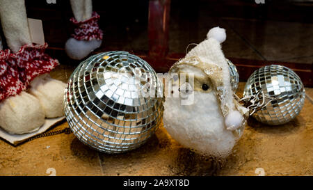 Spielzeug Vögel in einem Hut unter dem Weihnachtsbaum. Stockfoto