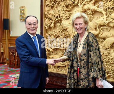 Peking, China. Nov, 2019 18. Chinesische Vizepräsident Wang Qishan trifft sich mit Prinzessin Astrid von Belgien in Peking, der Hauptstadt von China, Nov. 18, 2019. Credit: Gao Jie/Xinhua/Alamy leben Nachrichten Stockfoto