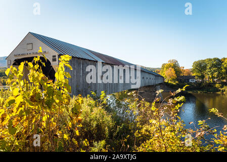 Historische Brücke überspannt den Connecticut River zwischen Cornish, NH, und Windsor an einem sonnigen Herbsttag Stockfoto