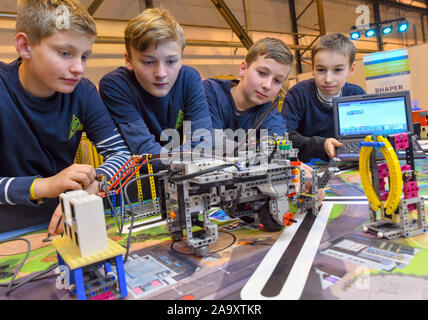Brandenburg, Deutschland. 18 November 2019, Brandenburg, Eisenhüttenstadt: Robin (L-R), Nick, Ansgar und Ricardo, Schülerinnen und Schüler der siebten Klasse von der Carl-Friedrich-Gauß-Gymnasium in Frankfurt (Oder), an der First Lego League Wettbewerb der Regionen. An diesem Tag werden 13 Mannschaften, die in der kombinierten Forschungs- und roboter Wettbewerb First Lego League in Eisenhüttenstadt konkurrierten. Die Mannschaften aus der Region gebaut, programmiert und Ihre eigenen Roboter auf Lego Mindstorms für rund zwölf Wochen getestet. Mit ihm sollten sie dann zu lösen so viele Aufgaben wie möglich. Foto: Patrick Pleul/dpa-Zentralbild/ZB/Alamy Live Stockfoto