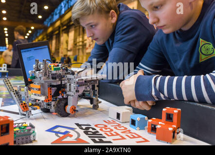 Brandenburg, Deutschland. 18 November 2019, Brandenburg, Eisenhüttenstadt: Nick (l) und Robin, Schülerinnen und Schüler der siebten Klasse von der Carl-Friedrich-Gauß-Gymnasium in Frankfurt (Oder), an der First Lego League Wettbewerb der Regionen. An diesem Tag werden 13 Mannschaften, die in der kombinierten Forschungs- und roboter Wettbewerb First Lego League in Eisenhüttenstadt konkurrierten. Die Mannschaften aus der Region gebaut, programmiert und Ihre eigenen Roboter auf Lego Mindstorms für rund zwölf Wochen getestet. Mit ihm sollten sie dann zu lösen so viele Aufgaben wie möglich. Foto: Patrick Pleul/dpa-Zentralbild/ZB/Alamy leben Nachrichten Stockfoto