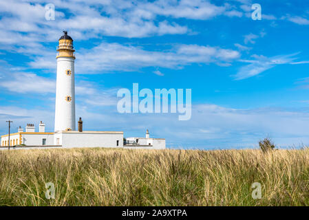 Scheunen Ness Lighthouse an der Ostküste von Schottland und blauer Himmel mit Wolken Stockfoto