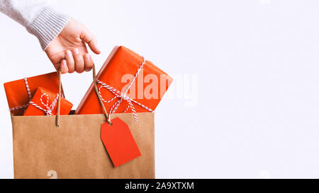 Frau mit Weihnachten Shopping Bag weiss Stockfoto